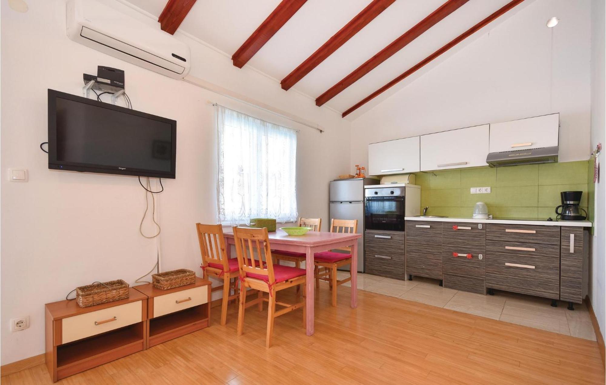 2 Bedroom Gorgeous Apartment In Stomorska Extérieur photo