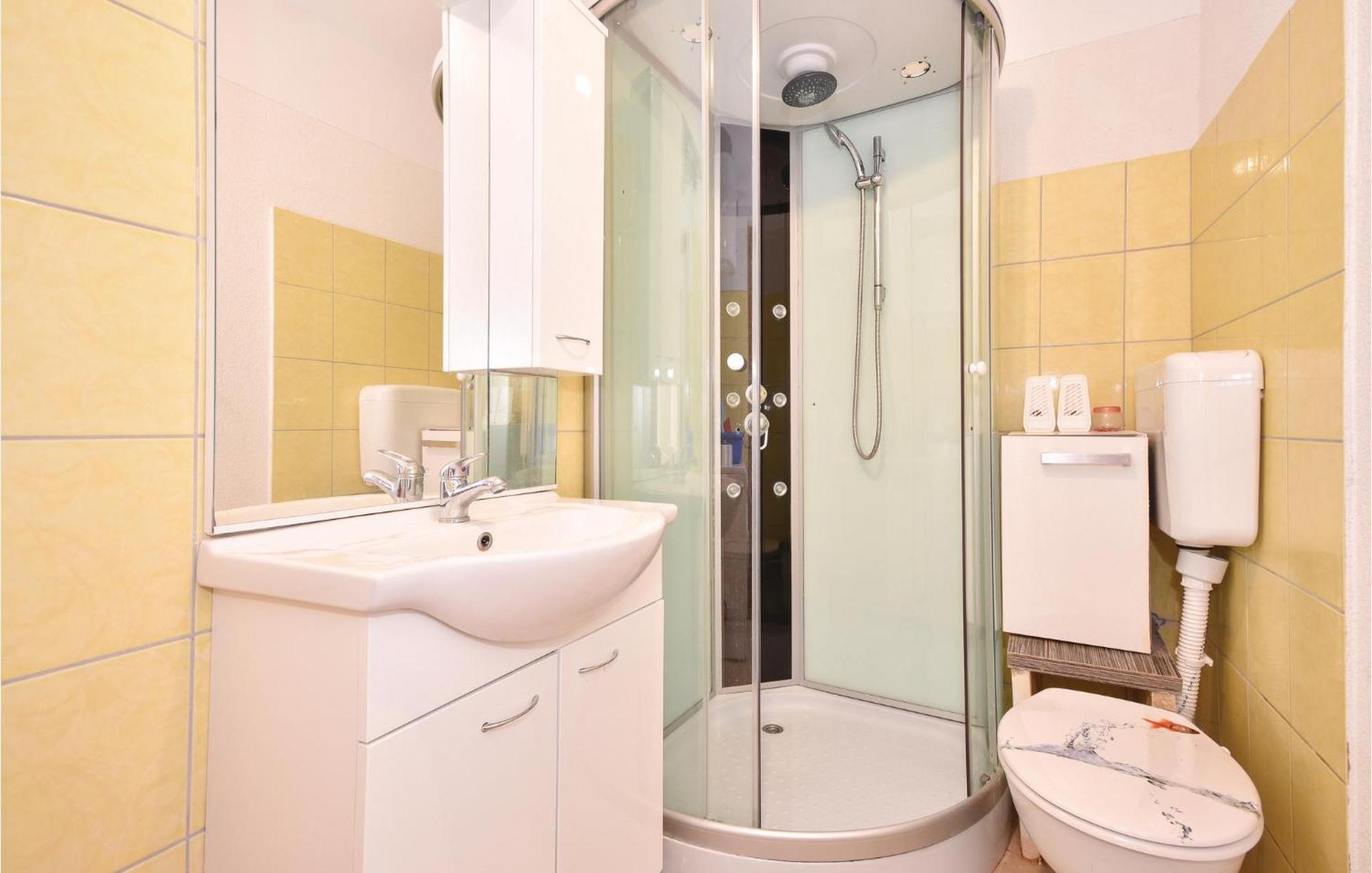 2 Bedroom Gorgeous Apartment In Stomorska Extérieur photo